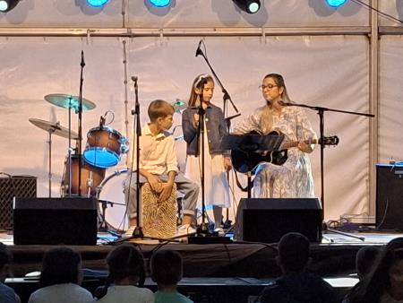 Družina Zarnik_mama Petra ter sin Lovro in hčerka Anika